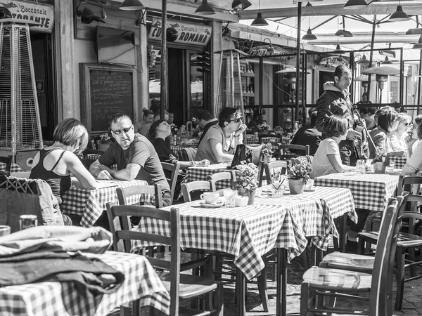 11 Mart 2017 tarihinde, Roma, İtalya. İnsanlar yemek ve bir kafede şehir şehir merkezinde sokak üzerinde dinlen