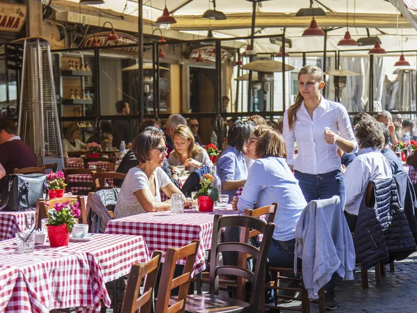 Rome Itália Março 2017 Pessoas Comem Têm Resto Café Rua — Fotografia de Stock