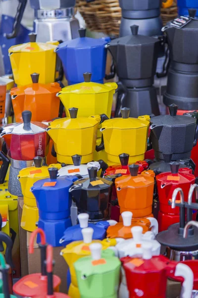 11 Mart 2017 tarihinde, Roma, İtalya. İtalya için tipik Campo Di Fiori Meydanı'nda bir market sayaçta çok renkli kahve makineleri