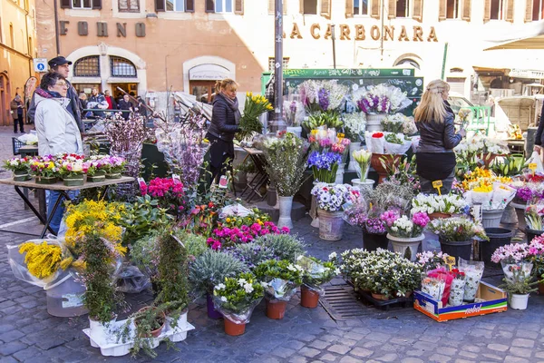 ローマ イタリア 2017 な花は カンポ フィオーリ広場で市場での販売上 — ストック写真