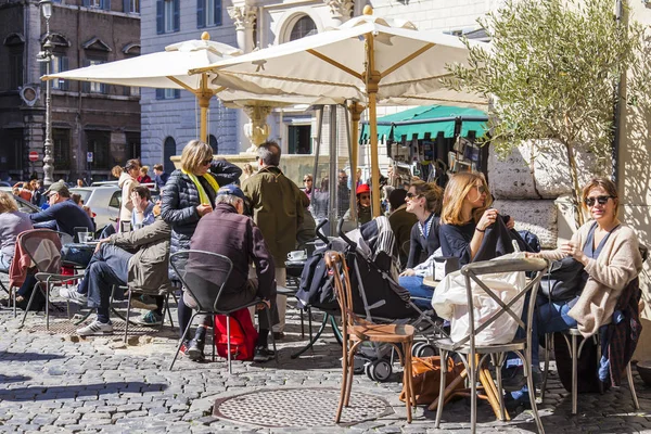 11 Mart 2017 tarihinde, Roma, İtalya. İnsanlar yemek ve bir kafede şehir şehir merkezinde sokak üzerinde dinlen