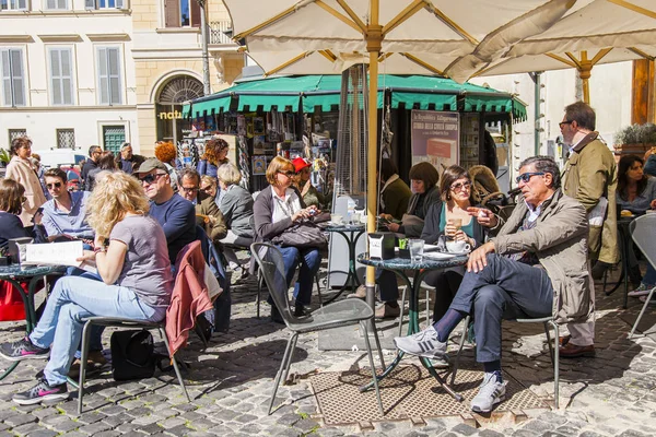 意大利 在2017年3月11日 人们在市中心的城市街道的咖啡馆里吃东西 休息一下 — 图库照片