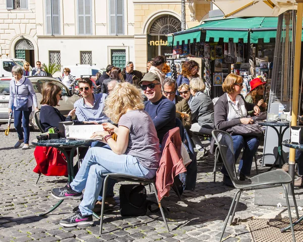 Rome Itália Março 2017 Pessoas Comem Têm Resto Café Rua — Fotografia de Stock