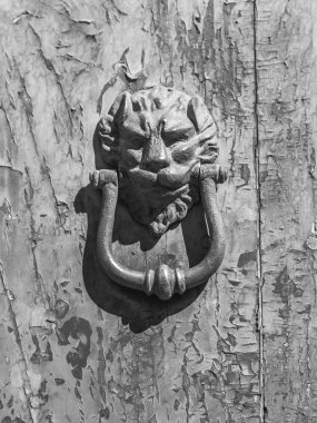 11 Mart 2017 tarihinde, Roma, İtalya. Eski bir tarihi kentin bina cephe. Giriş kapısı güzel kapı kolu ile süslüdür