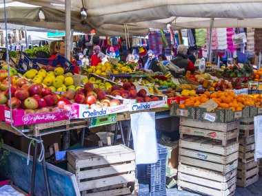 11 Mart 2017 tarihinde, Roma, İtalya. Çeşitli sebze ve meyve Campo Di Fiori Meydanı Çarşı sayaçlar üzerinde koyulur