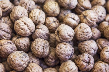 Bir pazar sayaçta taze ceviz