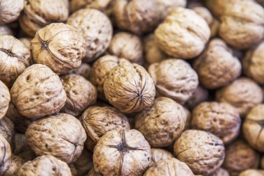 Bir pazar sayaçta taze ceviz