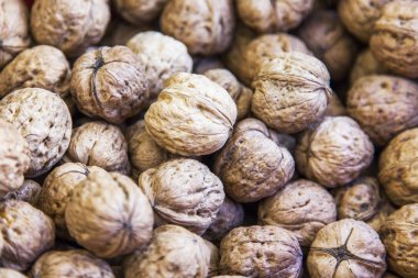 Bir pazar sayaçta taze ceviz