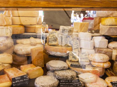 11 Mart 2017 tarihinde, Roma, İtalya. Çeşitli İtalyan çiftçi peynir Campo Di Fiori Meydanı Çarşı sayaçlar üzerinde koyulur