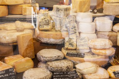 11 Mart 2017 tarihinde, Roma, İtalya. Çeşitli İtalyan çiftçi peynir Campo Di Fiori Meydanı Çarşı sayaçlar üzerinde koyulur