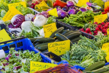 11 Mart 2017 tarihinde, Roma, İtalya. Çeşitli sebze ve meyve Campo Di Fiori Meydanı Çarşı sayaçlar üzerinde koyulur