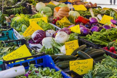 11 Mart 2017 tarihinde, Roma, İtalya. Çeşitli sebze ve meyve Campo Di Fiori Meydanı Çarşı sayaçlar üzerinde koyulur