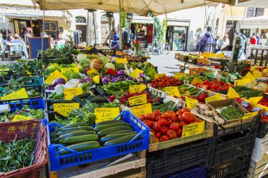 11 Mart 2017 tarihinde, Roma, İtalya. Çeşitli sebze ve meyve Campo Di Fiori Meydanı Çarşı sayaçlar üzerinde koyulur