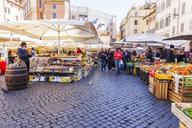 11 Mart 2017 tarihinde, Roma, İtalya. Çeşitli sebze ve meyve Campo Di Fiori Meydanı Çarşı sayaçlar üzerinde koyulur
