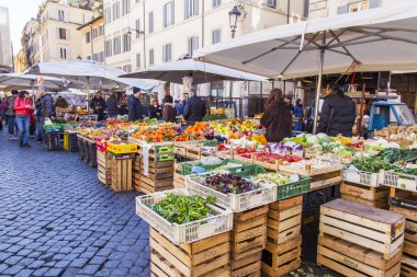 11 Mart 2017 tarihinde, Roma, İtalya. Çeşitli sebze ve meyve Campo Di Fiori Meydanı Çarşı sayaçlar üzerinde koyulur