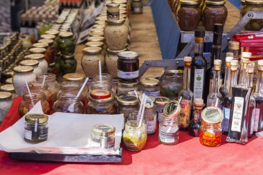 11 Mart 2017 tarihinde, Roma, İtalya. Çeşitli otantik İtalyan çiftçi biyolojik ürünler Campo Di Fiori Meydanı Çarşı sayaçlar üzerinde koyulur