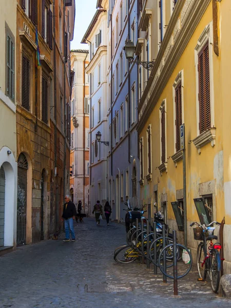 11 Mart 2017 tarihinde, Roma, İtalya. Şehrin tarihi bir parçası dar sokakta. Motosiklet kaldırıma park