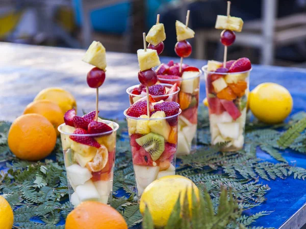 Ensalada Frutas Frescas Vasos Transparentes Una Vitrina Café Calle — Foto de Stock