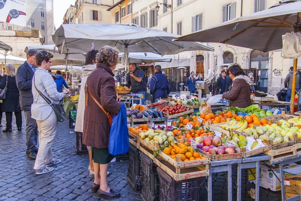 11 Mart 2017 tarihinde, Roma, İtalya. Çeşitli sebze ve meyve Campo Di Fiori Meydanı Çarşı sayaçlar üzerinde koyulur
