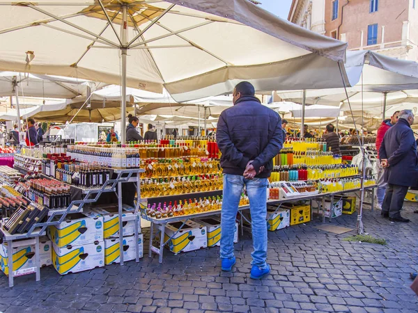 11 Mart 2017 tarihinde, Roma, İtalya. Çeşitli sebze ve meyve Campo Di Fiori Meydanı Çarşı sayaçlar üzerinde koyulur