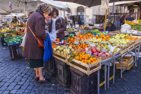 ローマ イタリア 2017 な野菜や果物 カンポ フィオーリ広場の市場カウンターで広げてください — ストック写真