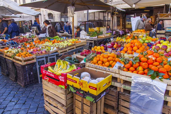 Rzym Włochy Dniu Marca 2017 Różnych Warzyw Owoców Ułożone Rynku — Zdjęcie stockowe