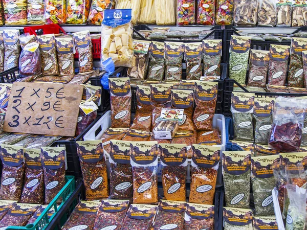 11 Mart 2017 tarihinde, Roma, İtalya. Çeşitli otantik İtalyan çiftçi biyolojik ürünler Campo Di Fiori Meydanı Çarşı sayaçlar üzerinde koyulur