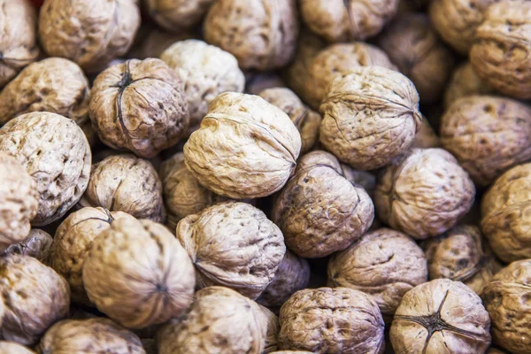 Bir pazar sayaçta taze ceviz