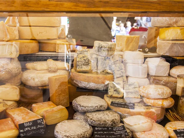 11 Mart 2017 tarihinde, Roma, İtalya. Çeşitli İtalyan çiftçi peynir Campo Di Fiori Meydanı Çarşı sayaçlar üzerinde koyulur