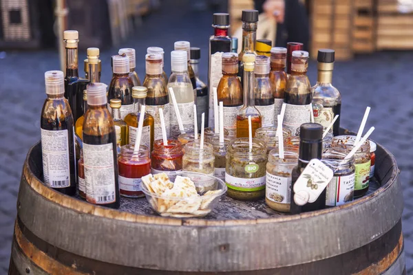 11 Mart 2017 tarihinde, Roma, İtalya. Çeşitli otantik İtalyan çiftçi biyolojik ürünler Campo Di Fiori Meydanı Çarşı sayaçlar üzerinde koyulur