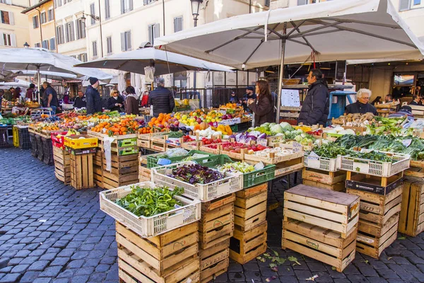 11 Mart 2017 tarihinde, Roma, İtalya. Çeşitli sebze ve meyve Campo Di Fiori Meydanı Çarşı sayaçlar üzerinde koyulur