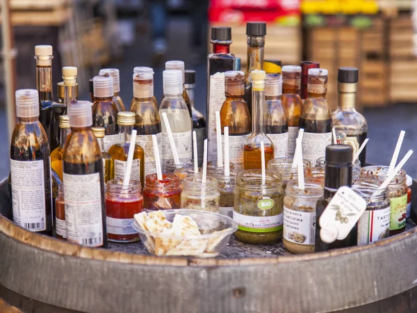 11 Mart 2017 tarihinde, Roma, İtalya. Çeşitli otantik İtalyan çiftçi biyolojik ürünler Campo Di Fiori Meydanı Çarşı sayaçlar üzerinde koyulur