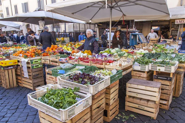 Roma Italia Marzo 2017 Varias Verduras Frutas Exponen Los Mostradores —  Fotos de Stock