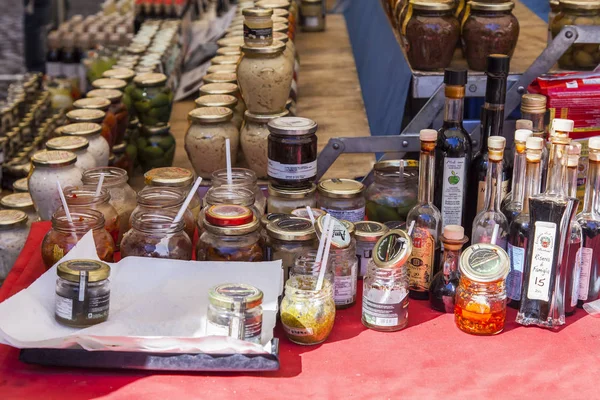 11 Mart 2017 tarihinde, Roma, İtalya. Çeşitli otantik İtalyan çiftçi biyolojik ürünler Campo Di Fiori Meydanı Çarşı sayaçlar üzerinde koyulur