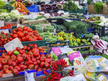 11 Mart 2017 tarihinde, Roma, İtalya. Çeşitli sebze ve meyve Campo Di Fiori Meydanı Çarşı sayaçlar üzerinde koyulur