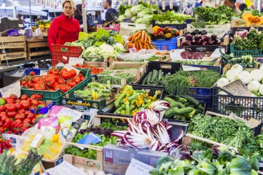 11 Mart 2017 tarihinde, Roma, İtalya. Çeşitli sebze ve meyve Campo Di Fiori Meydanı Çarşı sayaçlar üzerinde koyulur