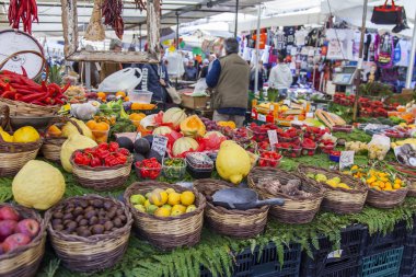 11 Mart 2017 tarihinde, Roma, İtalya. Çeşitli sebze ve meyve Campo Di Fiori Meydanı Çarşı sayaçlar üzerinde koyulur
