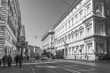 11 Mart 2017 tarihinde, Roma, İtalya. Şehrin tarihi kesiminde güzel cadde boyunca insanlar gider