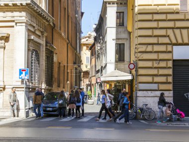 11 Mart 2017 tarihinde, Roma, İtalya. Şehrin tarihi kesiminde güzel cadde boyunca insanlar gider