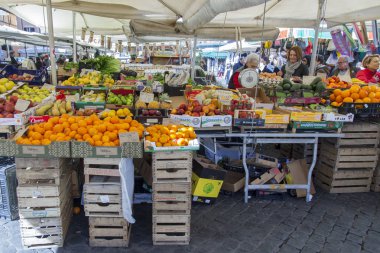11 Mart 2017 tarihinde, Roma, İtalya. Çeşitli sebze ve meyve Campo Di Fiori Meydanı Çarşı sayaçlar üzerinde koyulur