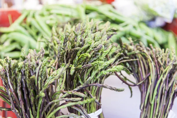 Świeże Szparagi Jest Rozmieszczona Rynku Licznik — Zdjęcie stockowe