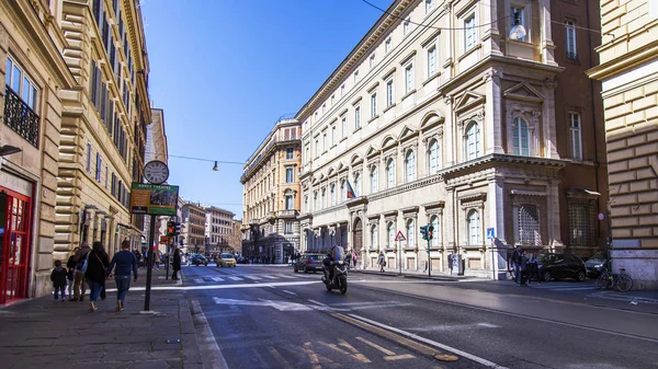 Řím Itálie Března 2017 Lidé Chodí Krásné Ulici Historické Části — Stock fotografie