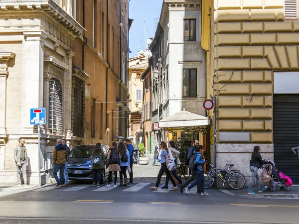 Rome Italië Maart 2017 Mensen Gaan Langs Mooie Straat Een — Stockfoto