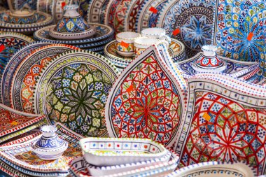 11 Mart 2017 tarihinde, Roma, İtalya. Campo Di Fiori Meydanı'nda bir market sayaçta çeşitli otantik İtalyan seramik