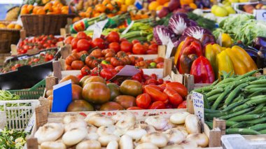 11 Mart 2017 tarihinde, Roma, İtalya. Çeşitli sebze ve meyve Campo Di Fiori Meydanı Çarşı sayaçlar üzerinde koyulur