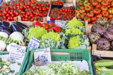 11 Mart 2017 tarihinde, Roma, İtalya. Çeşitli sebze ve meyve Campo Di Fiori Meydanı Çarşı sayaçlar üzerinde koyulur