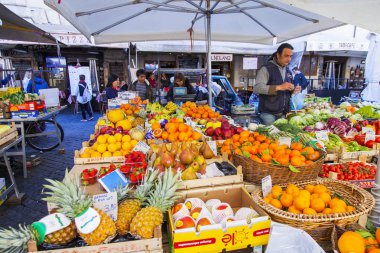 11 Mart 2017 tarihinde, Roma, İtalya. Çeşitli sebze ve meyve Campo Di Fiori Meydanı Çarşı sayaçlar üzerinde koyulur