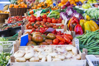11 Mart 2017 tarihinde, Roma, İtalya. Çeşitli sebze ve meyve Campo Di Fiori Meydanı Çarşı sayaçlar üzerinde koyulur