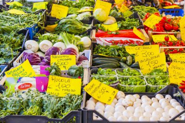 11 Mart 2017 tarihinde, Roma, İtalya. Çeşitli sebze ve meyve Campo Di Fiori Meydanı Çarşı sayaçlar üzerinde koyulur