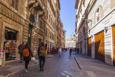 11 Mart 2017 tarihinde, Roma, İtalya. İnsanlar şehrin tarihi kesiminde güzel cadde boyunca gidin. Castel Sant Angelo uzaktan görülür